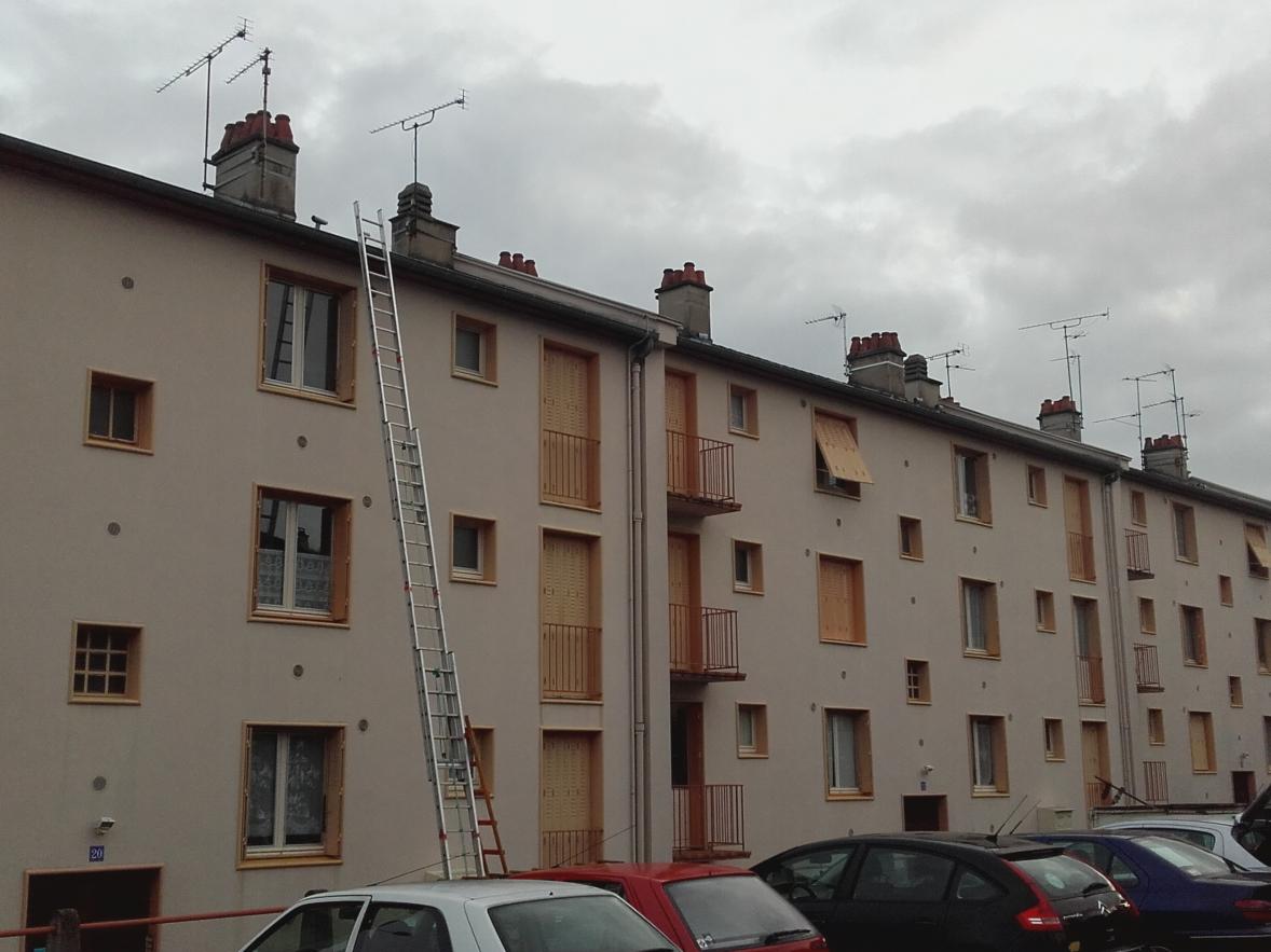 installateur antenne collective dans l'Allier: démontage des vieilles antennes sur immeuble à Montluçon