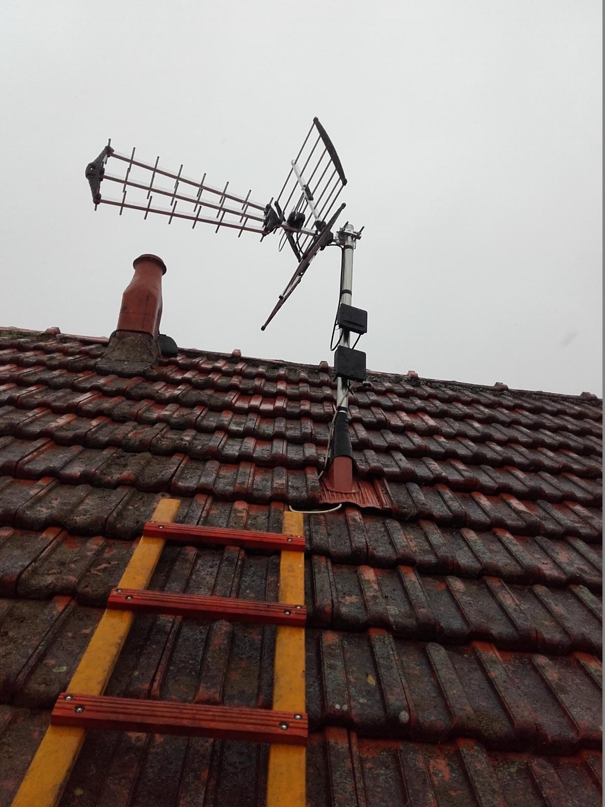 installateur antenne Montluçon : fausse tuile Montluçon : traversée de toiture pour mât d'antenne Montluçon